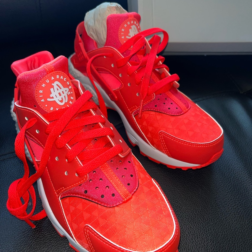 brand new never worn huaraches by Nike